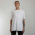 weißes oversized "Stoff hoch 4" Raver T-Shirt von vorne, getragen von einem Mann